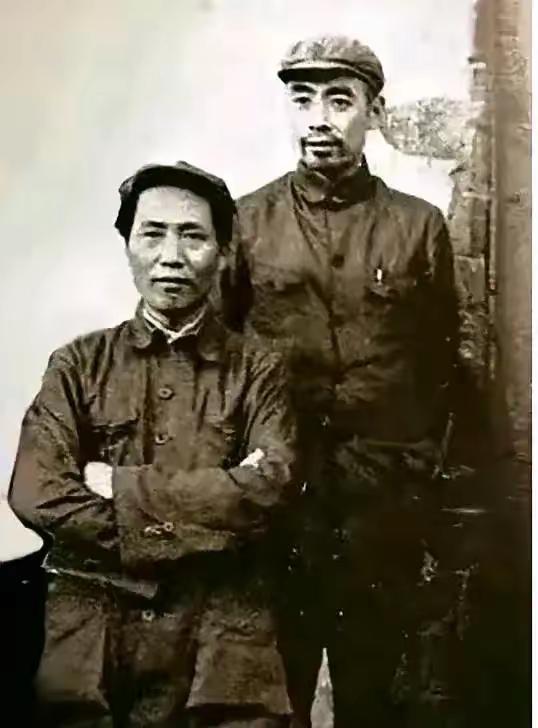 延安窑洞前一张旧照，藏着两人一辈子的同心翻看延安老照片，看见毛主席和周总理
