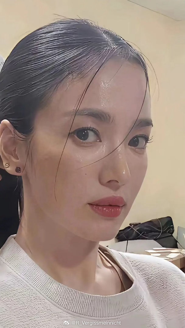 不懂就问，宋慧乔这嘴唇为什么这么画？都超出边界了，难道是为了显厚吗？