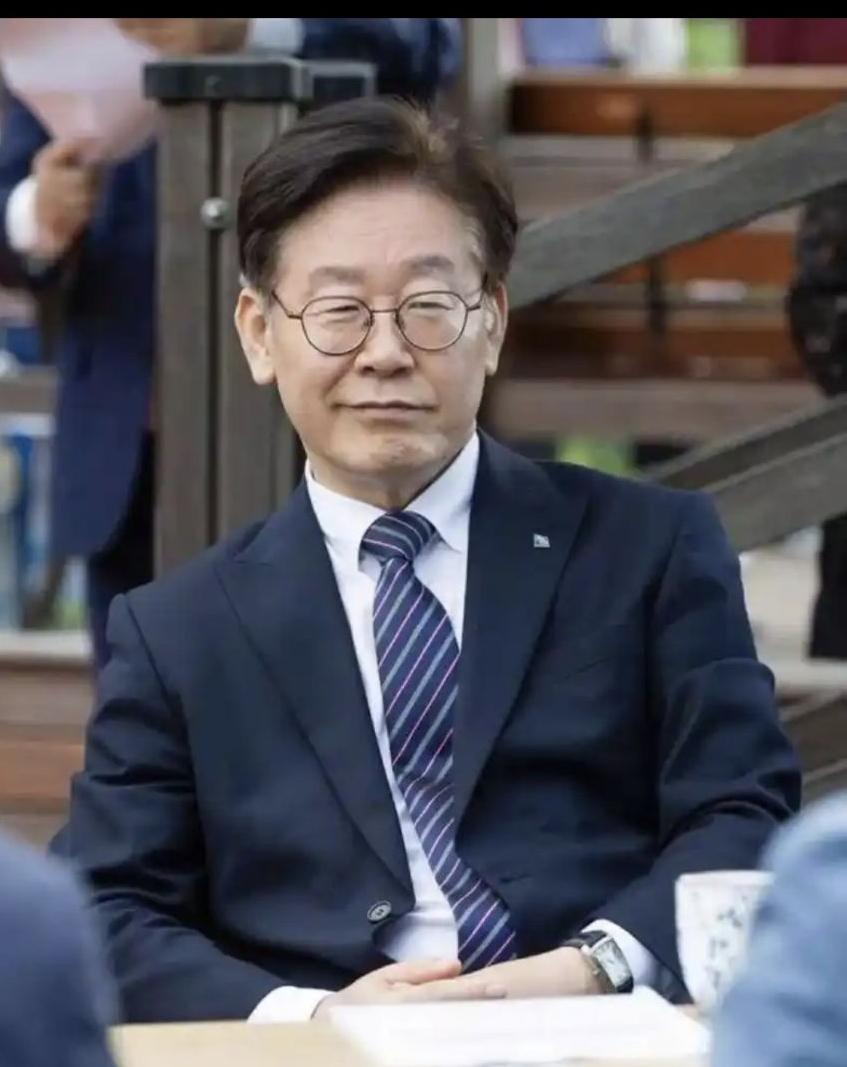 12月29日零点整，韩国龙山总统府的凤凰旗正式降下，青瓦台的凤凰旗同步升起！李在