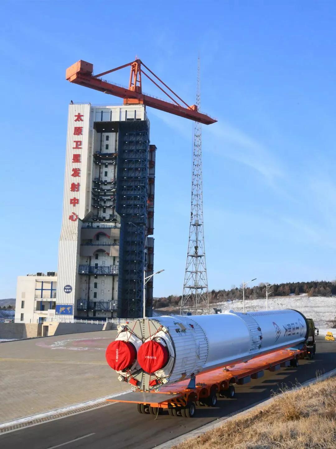 没想到中国航天昨晚开场就来了个“双响炮”，一北一南相隔一小时两发火箭上天，成功拉