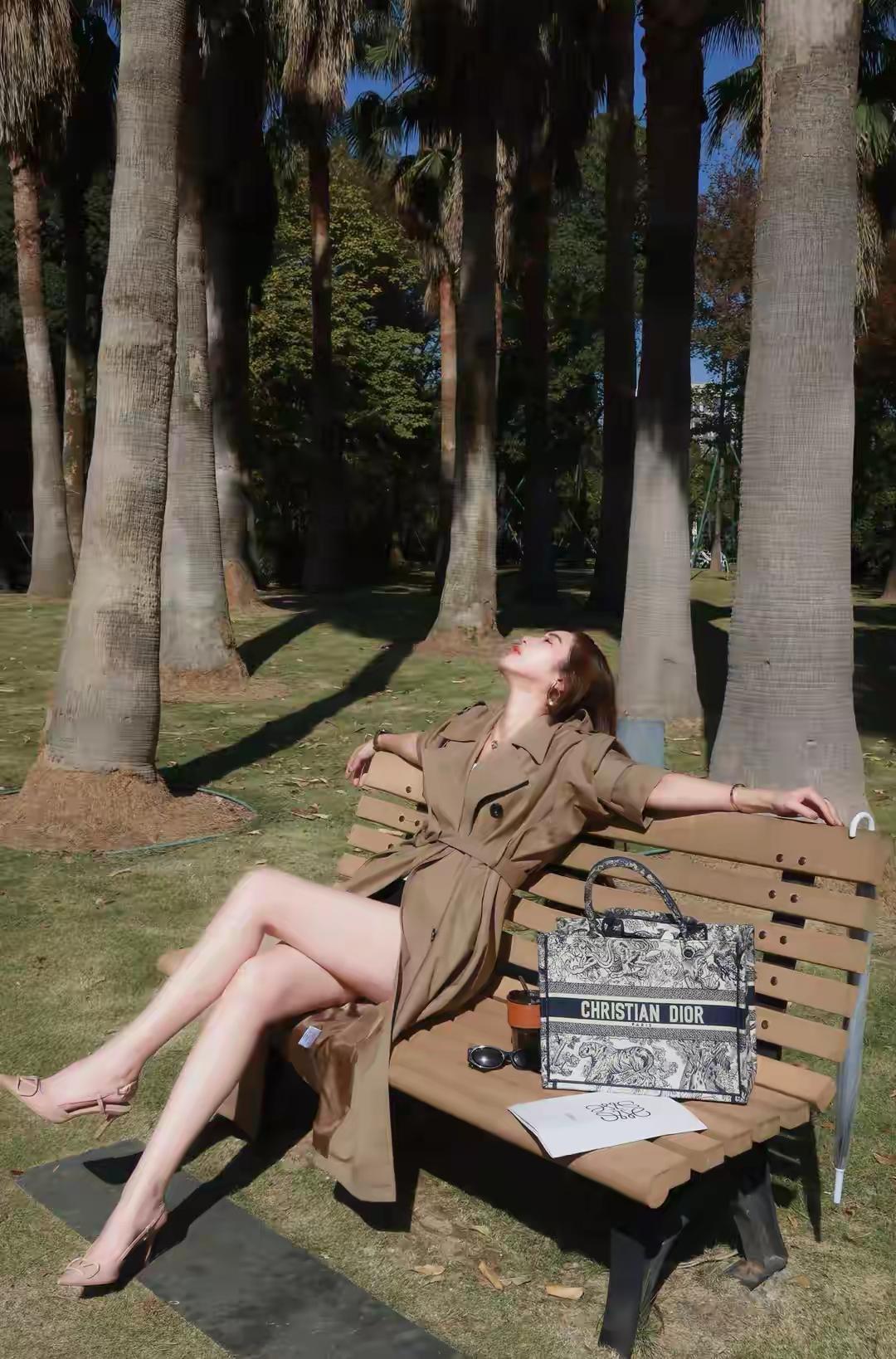 绿树阴中倚，春风笑语频。