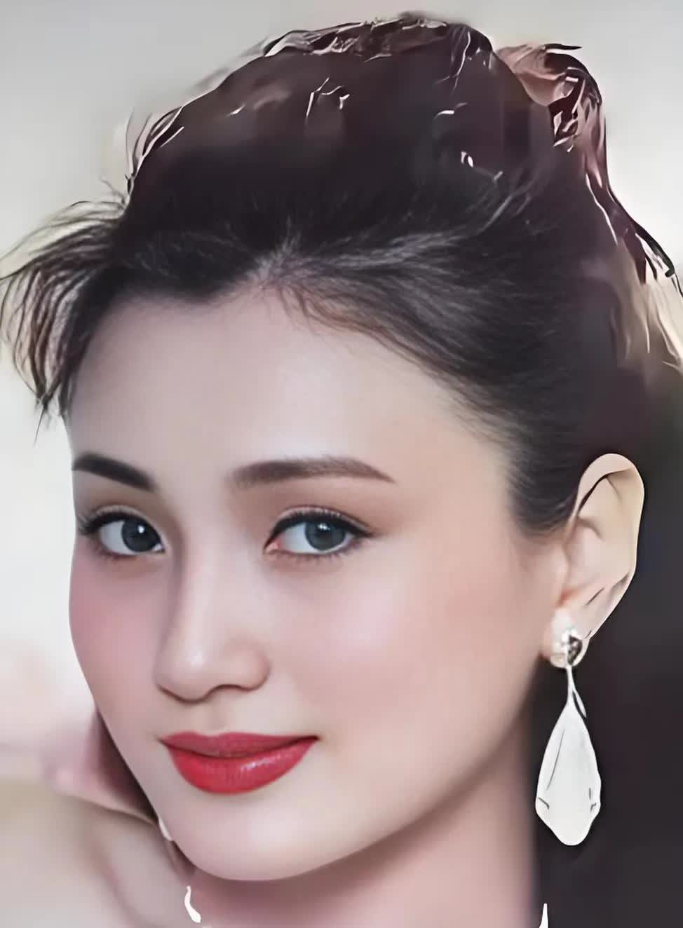 她是最美杨贵妃林芳兵在80年代最红女明星，不紧长得漂亮，而且气质超凡脱俗，长