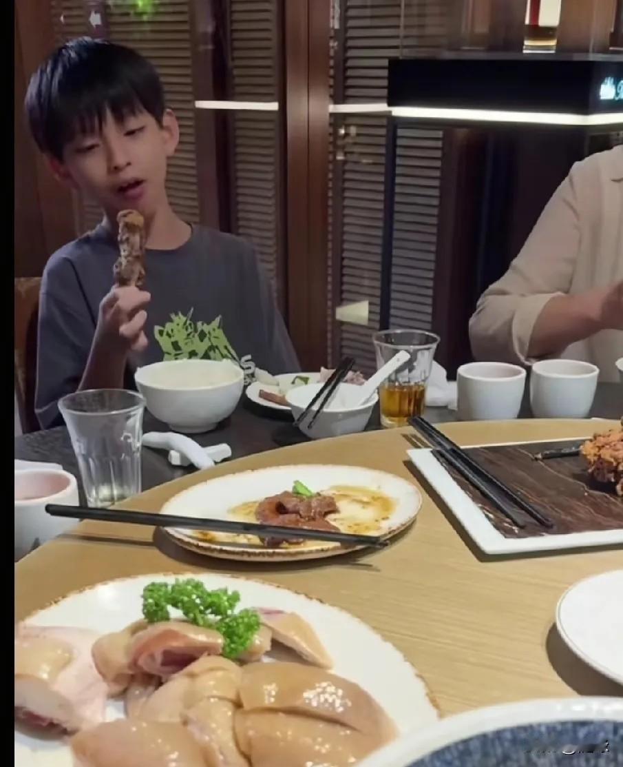 汪小菲一家人与丈母娘一起聚餐，拍摄开心时刻，镜头对着儿子一顿狂拍，完全没有拍到小