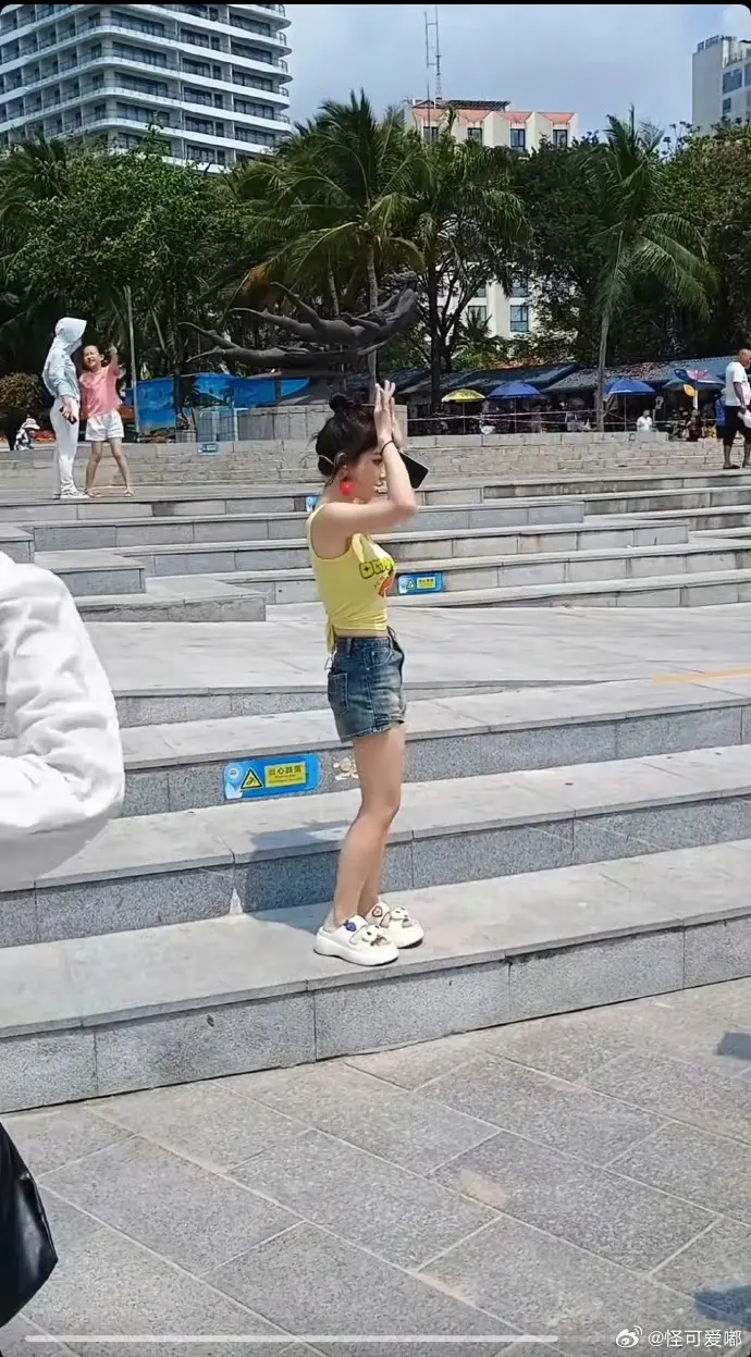 冯提莫这样看着应该没有一米五吧，身高是硬伤啊