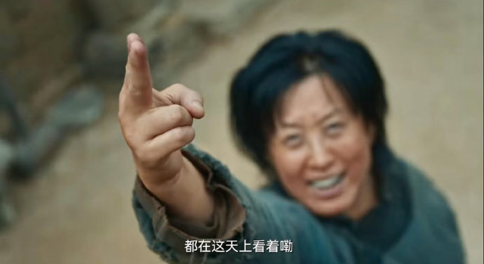 原来这个演员习惯竖两根手指