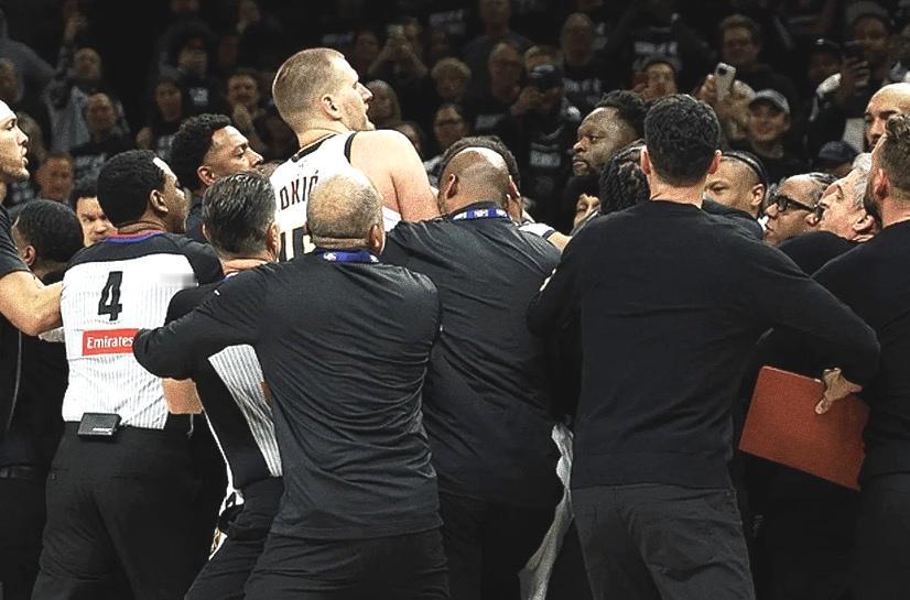 约基奇向裁判扔毛巾和暖手宝，没有被禁赛只是被罚款5万，球迷们一万个不答应。掘