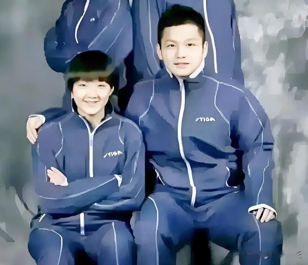 考古一张陈梦老照片。陈梦太娇小漂亮了，和樊振东一比，小胖好大一只。请细看樊振东无