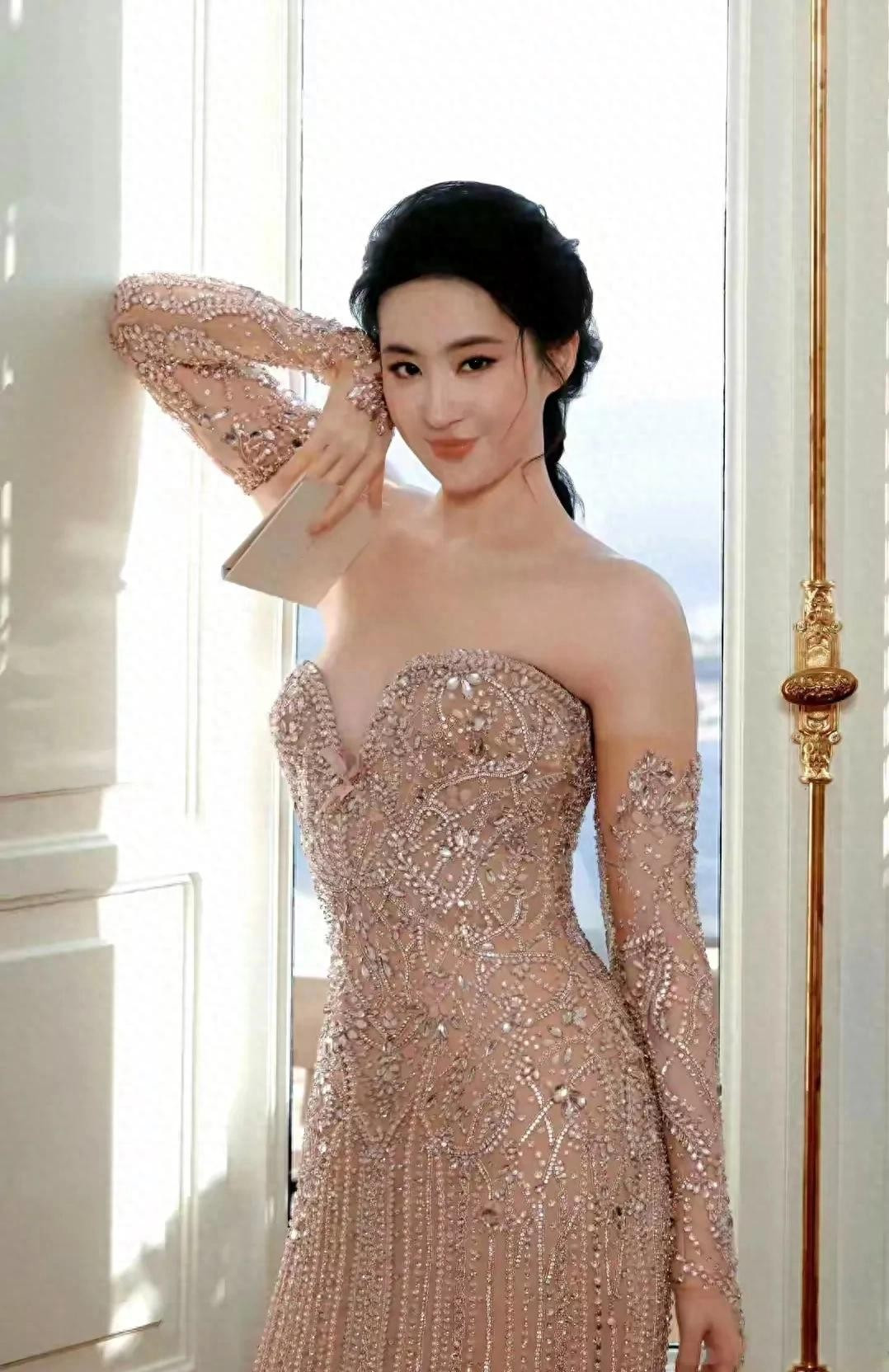 女神新风格！刘亦菲低胸装扮亮相，诠释自信优雅性感！