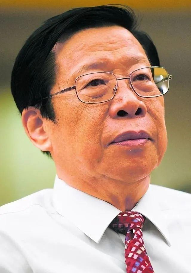 1993年，中央电视台台长杨伟光未经允许下，擅自做了个重大决定，在《新闻联播》播
