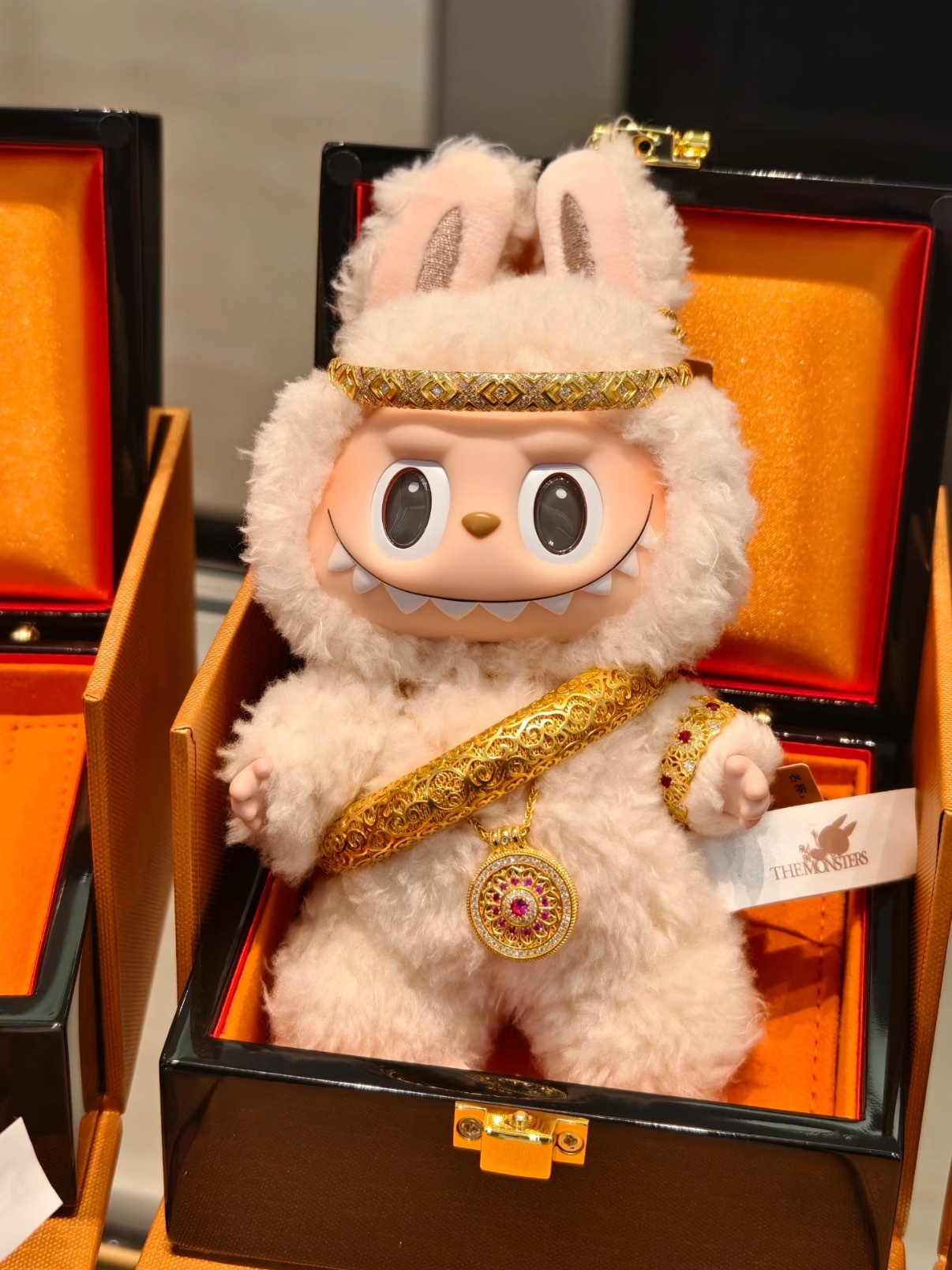 泡泡玛特足金产品首发遇冷你买泡泡玛特的足金产品，不如买点黄金饰品装扮你的拉布布，