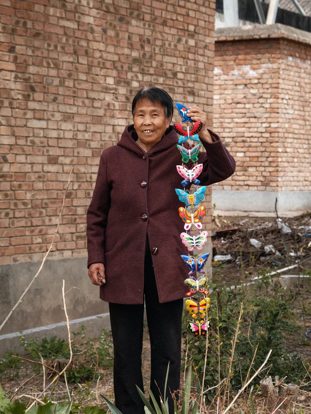 不懂美学的大山妇女，让这串蝴蝶飞向了全国