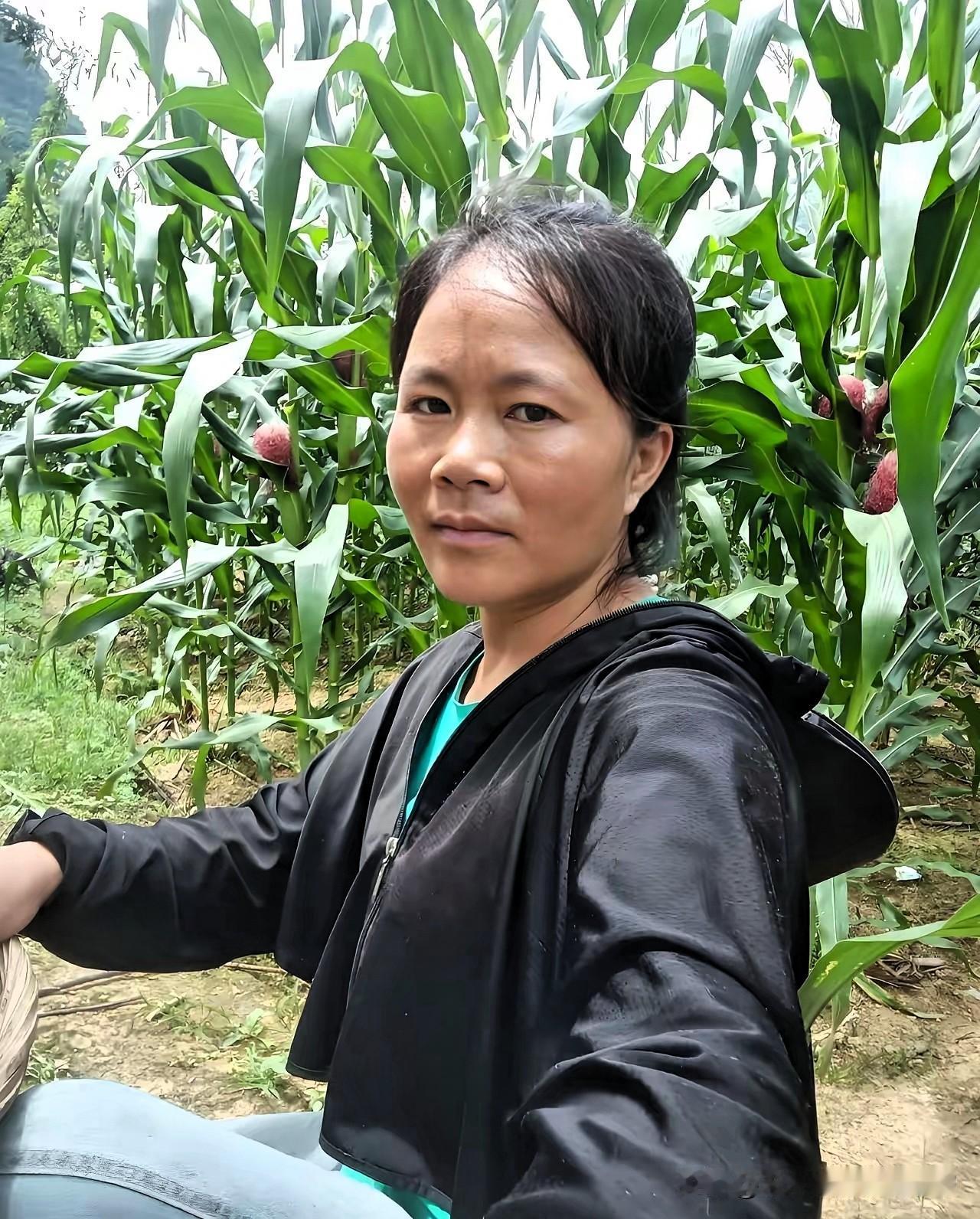甘肃定西香泉村，马婶守寡二十二年，硬是靠种地、端盘子，把三个女儿全送进了985大