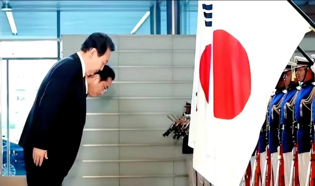 李在明与岸田会面，韩国媒体是特写镜头，日本媒体是远景镜头，故意营造岸田高大的形象