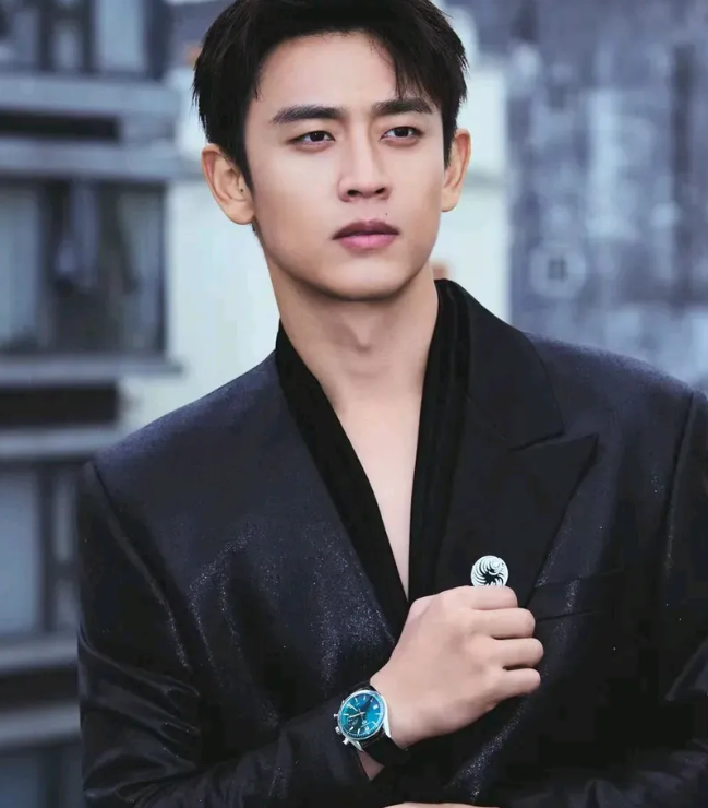 外公是著名作家，爸爸是军人妈妈战地医生，王天辰的基因太强大了说来挺有意思，王天