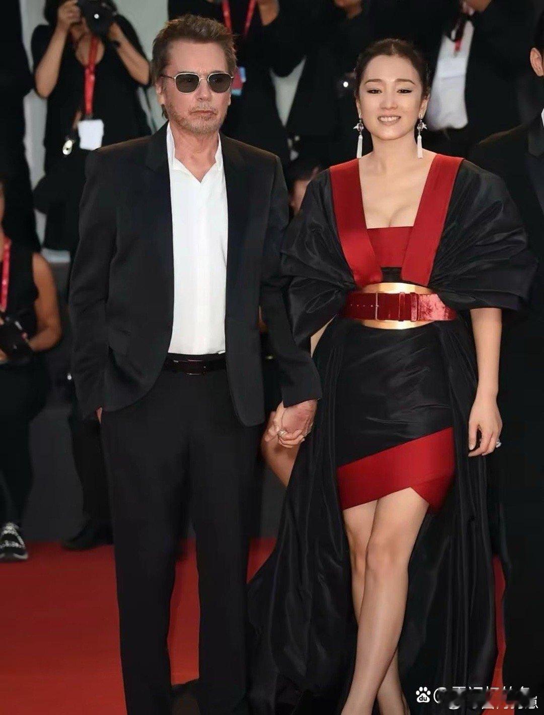 终于看到巩俐老公年轻时候的样子了！颜值气质双在线，儒雅又帅气，难怪能吸引巩皇～