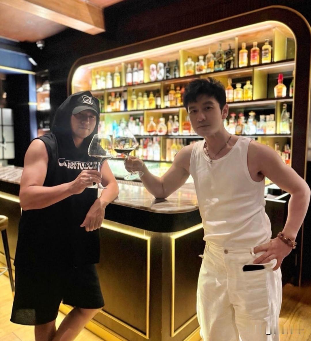 47岁周杰伦和50岁黄晓明在泰国一间酒吧喝酒聚会，两人的状态都超好，体型差对比太