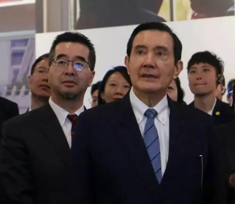 亲近马英九人士说，马英九跟他聊天一聊就是一个小时，他觉得马英九身体没问题。之所以