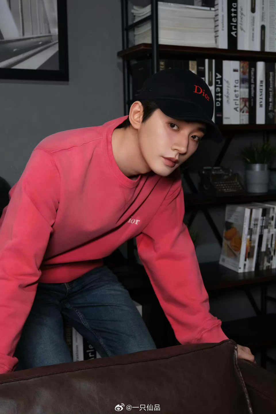 邓为营业，简约不失高级，好帅好帅好帅啊粉色卫衣衬得他肤色清透、气质暖融，黑色直筒