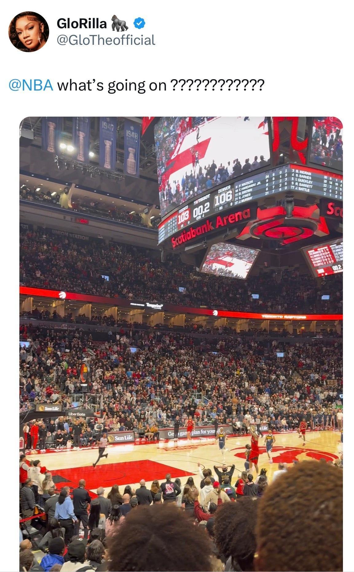 英格拉姆女朋友连发两条推特开喷：1、NBA这什么情况？画面显示球馆上方大屏英格