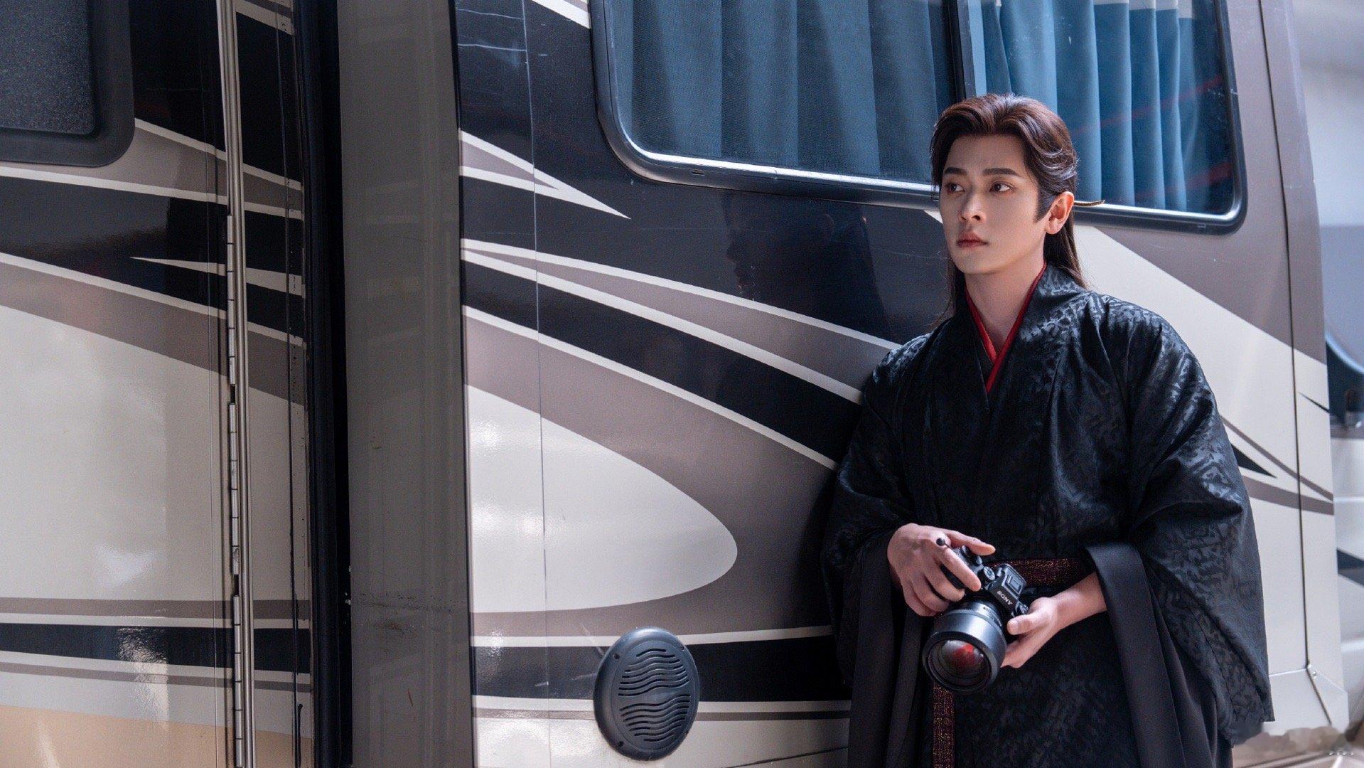 丞磊睫毛精这长度这密度，搁女生身上都得羡慕哭，他倒好直接长脸上当天然眼线使，老天