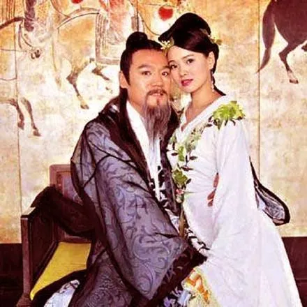 宋朝，苏东坡参加一场喜宴，新郎是他的好友80岁的张先，新娘是一个18岁的美娇娥。