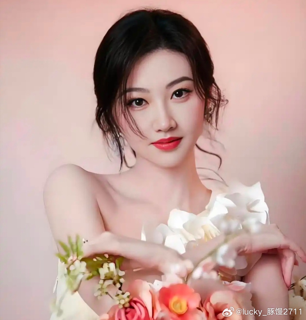 我问老公：景甜身材并不算出众，为什么很多男人都偏爱她？老公随口的一番话，听得我脸颊发烫。他说，因为她