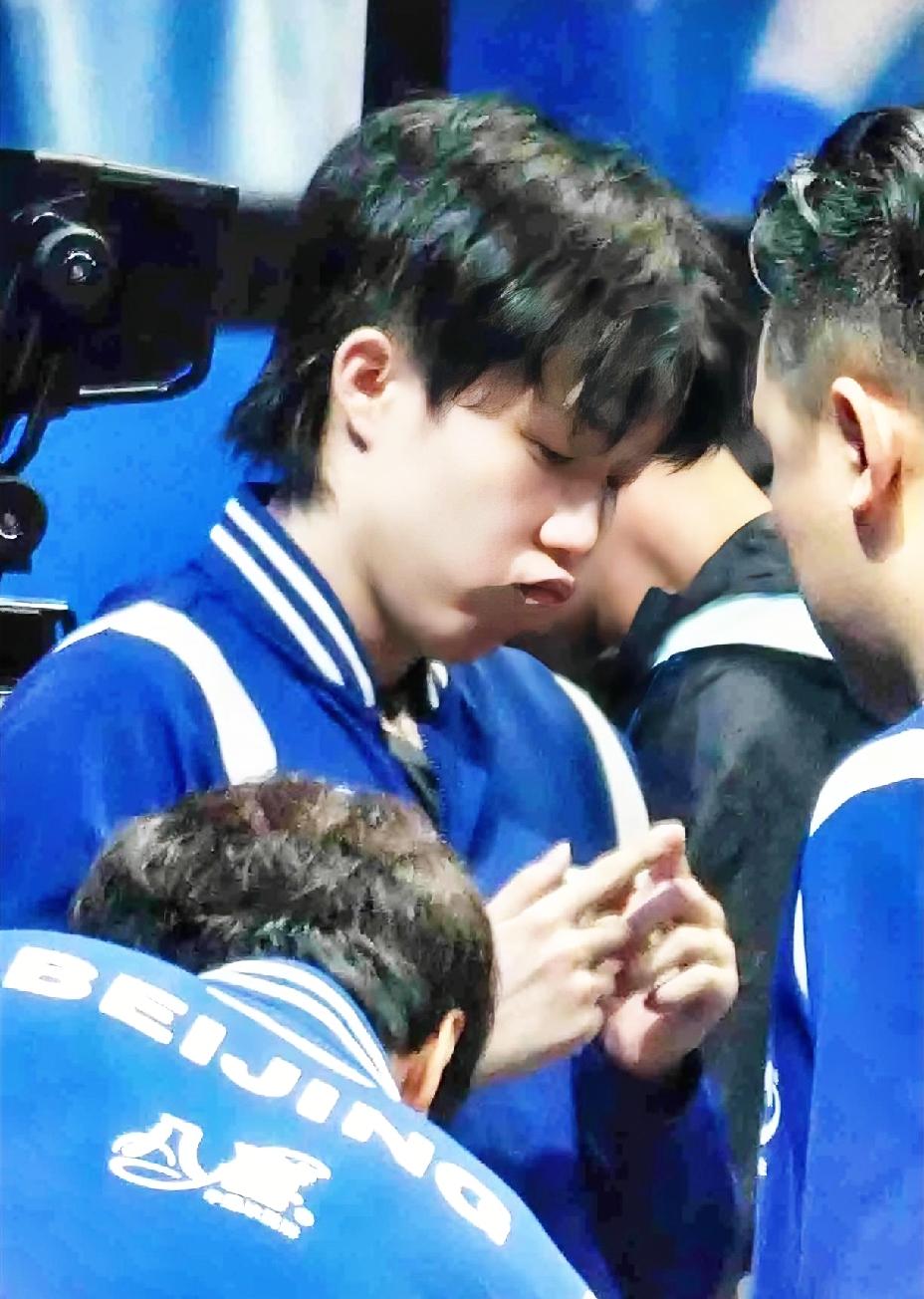 这是谁又惹着王楚钦了，嘴撅得跟大湾鸡一样，这委屈巴巴的表情太好玩了。有网