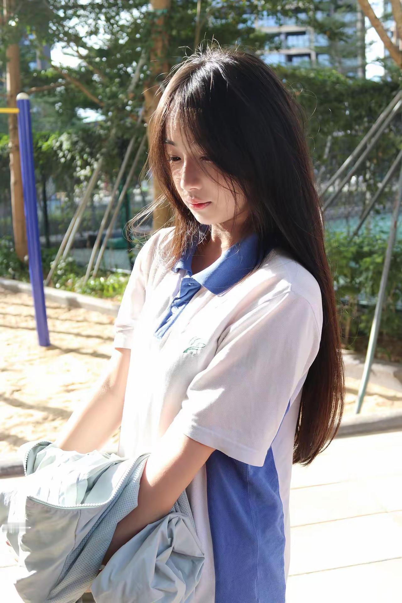 轻纱拂面，笑语盈盈。温婉轻裳轻纱少女照轻风吹纱