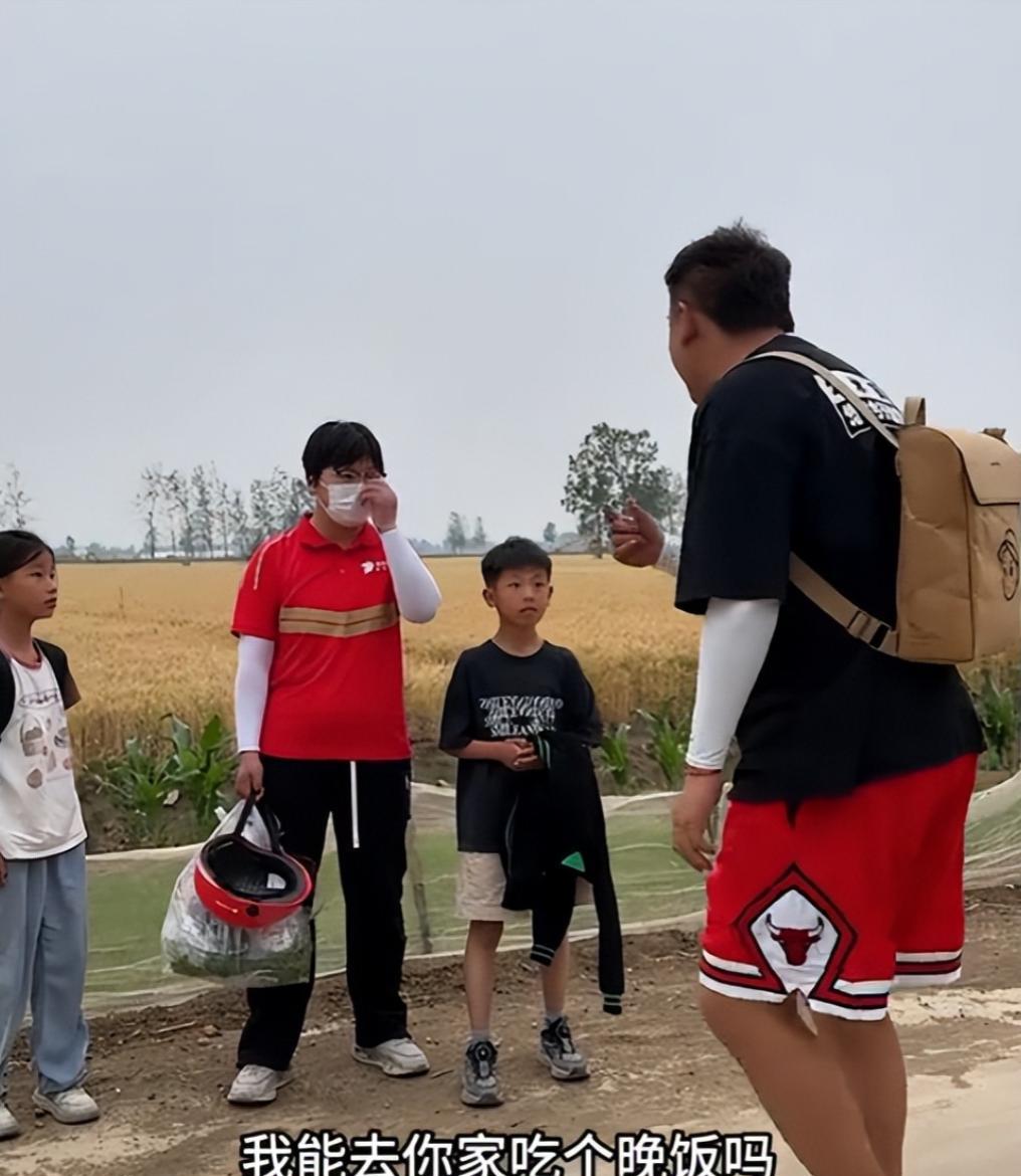 “这05后姑娘太刚了！”江苏，20岁女生爸爸去世，妈妈跑了，她辍学抚养3个年幼的