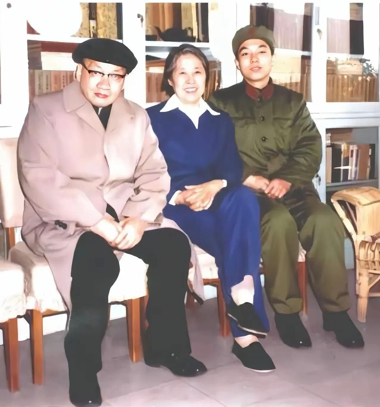 蓝布衫上的时光密码藏在这张合影里——王光美一袭蓝衣坐中间，银丝绾着岁月仍难掩书卷