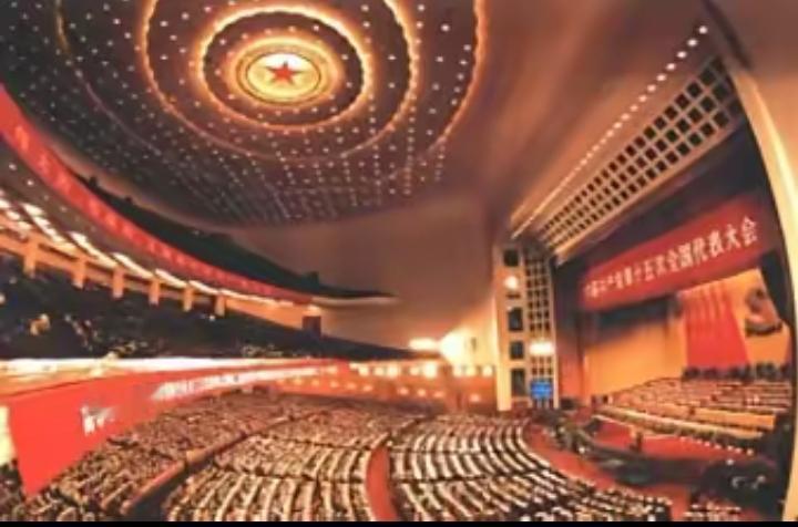 江怡臻说，一脚踏进人民大会堂的大门，整个人立刻就变了。脚刚迈进去，整个人的姿势都