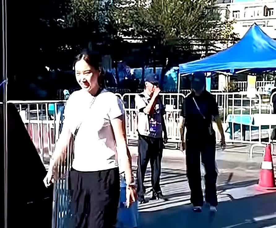 七夕夜，陈幸同晒图：桌上只有一碗豆腐脑。网友炸锅：“梁靖崑，你家开矿就请这个
