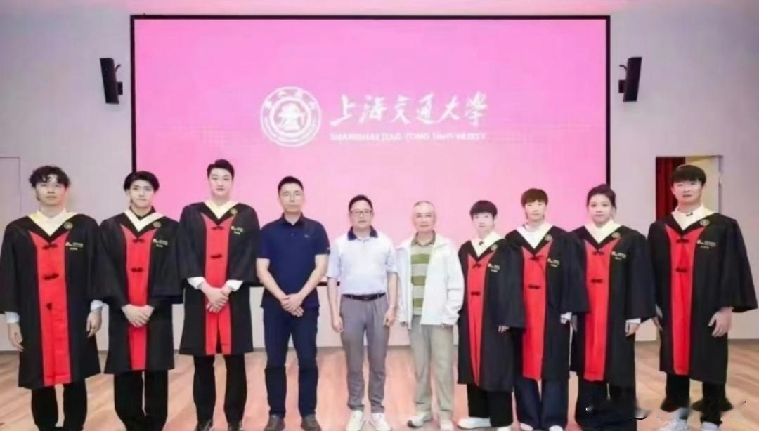 今天最炸的就是孙颖莎和王曼昱，俩人一起从上海交大毕业了。真就是一路同步，太巧了