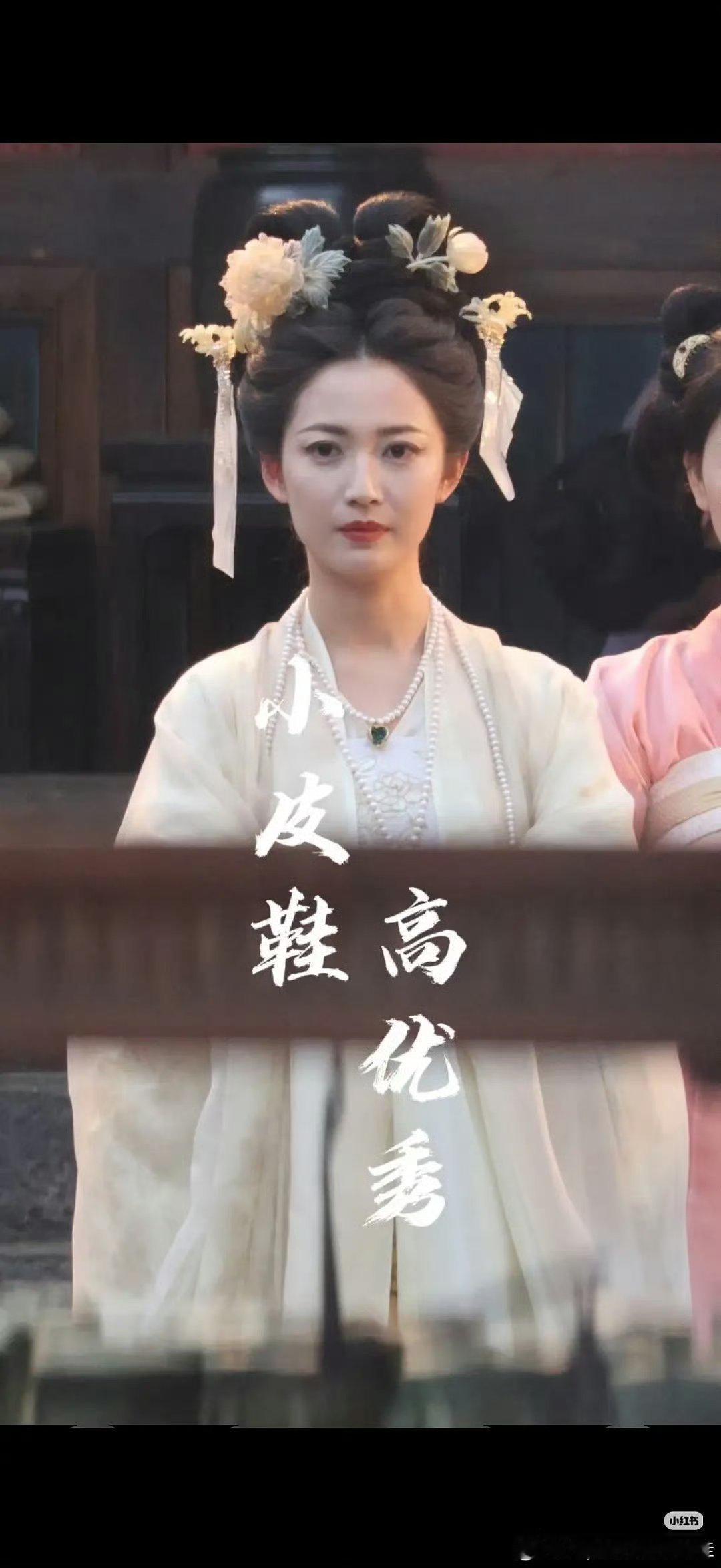 于正又在暴殄天物，陈钰琪这么漂亮居然也得罪了造型师，两鬓各贴一张餐巾纸是啥意思？