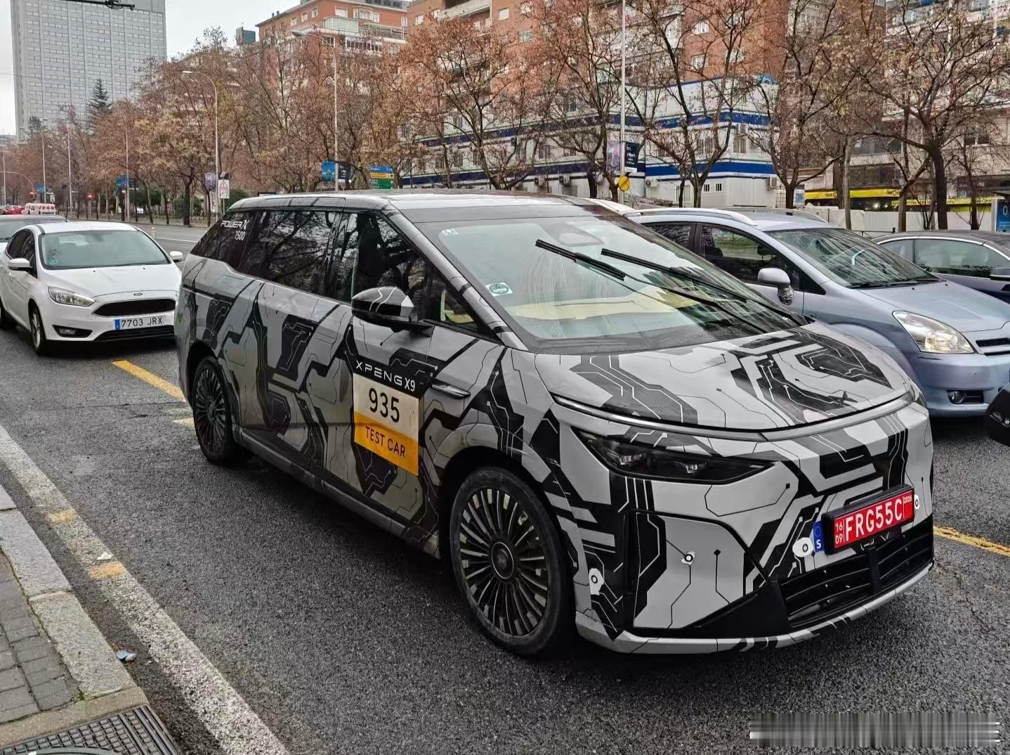 有网友在西班牙街头偶遇，正在进行路试的小鹏X9，小鹏汽车的国际化步伐还是很大的