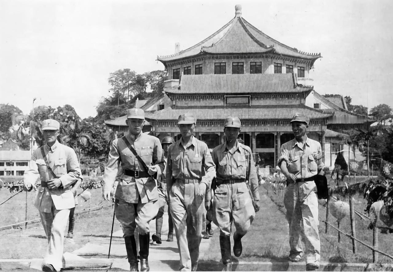 今天搜录到的一组老照片，记录的是1945年9月16日，印缅战场凯旋归来的孙立人新