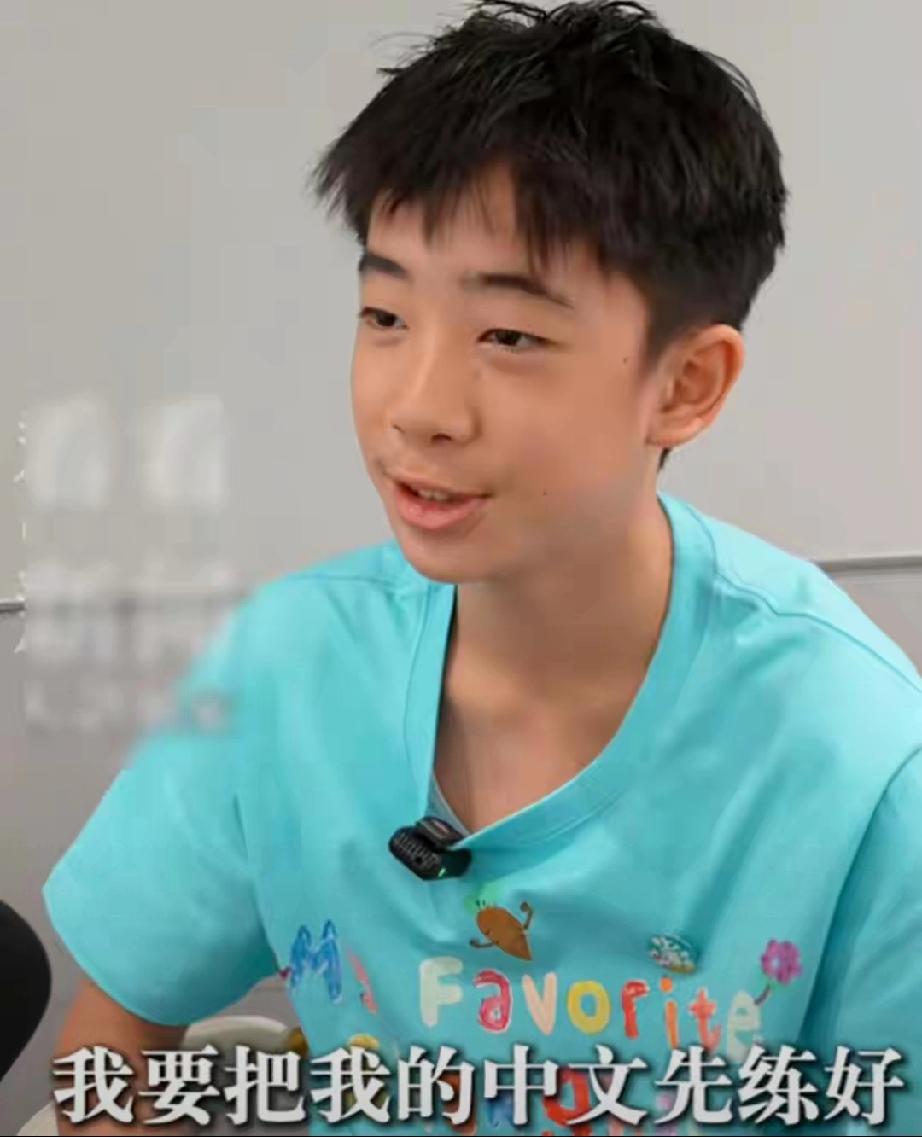 陈小春小儿子幼儿园毕业！年缴20万学费，全英文主持气场拉满近日