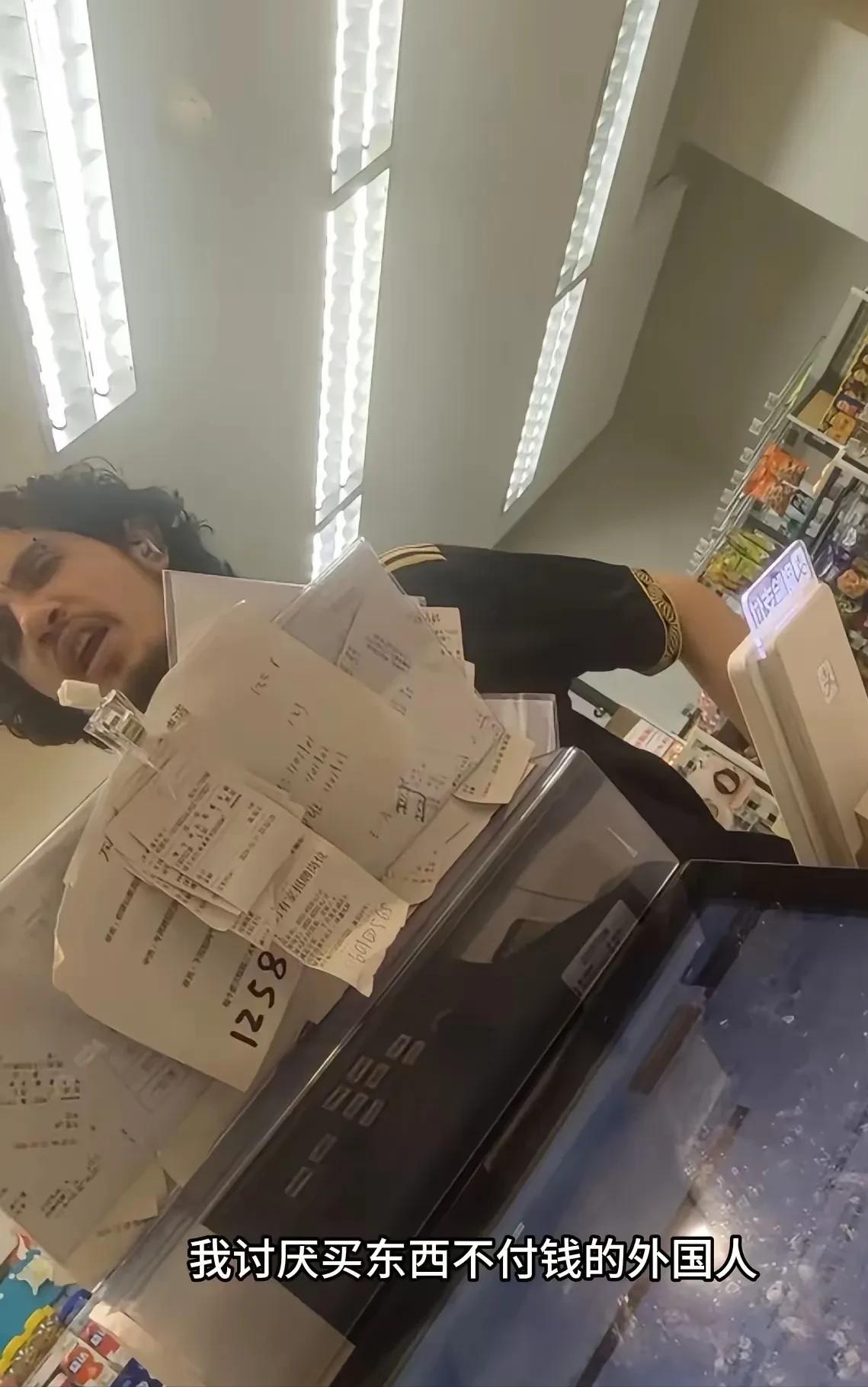 说句喜欢中国就想白嫖，没门！一外国小伙子在湖北的小超市购物，进去拿了很多东西，站