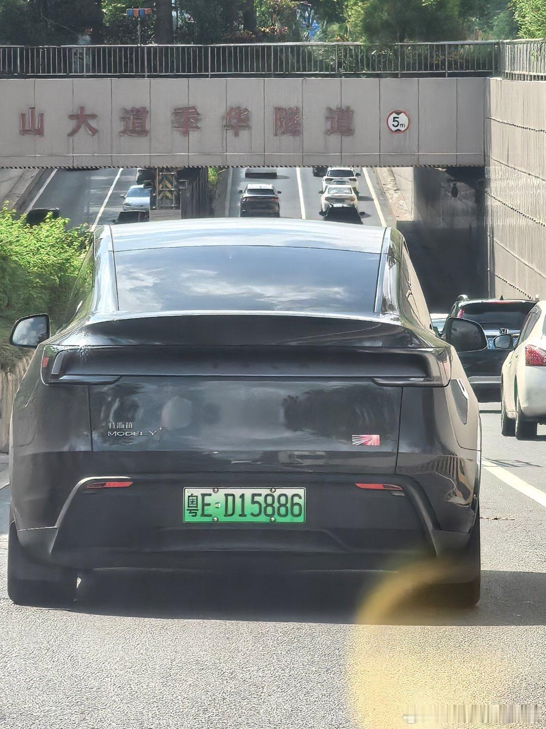 高速抢电各家新能源都说没续航焦虑，实际上节假日就能知真假。1、国庆或春节，这种