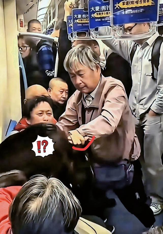 上海地铁近日曝出一件让人无比气愤的事，两位年长大妈当众对年轻姑娘动手施暴，蛮横又