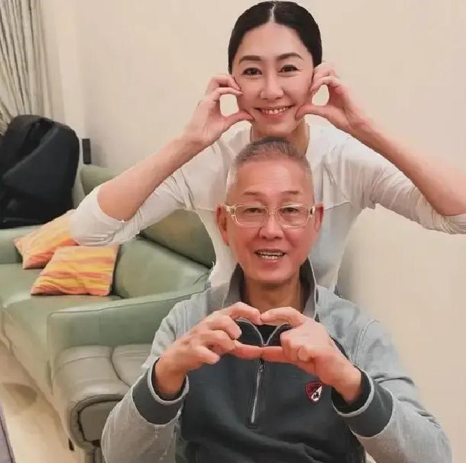 胡定欣给她爸办七十大寿，塞了块十五万金表，老头当场皱眉说乱花钱，转头就撸起袖子给