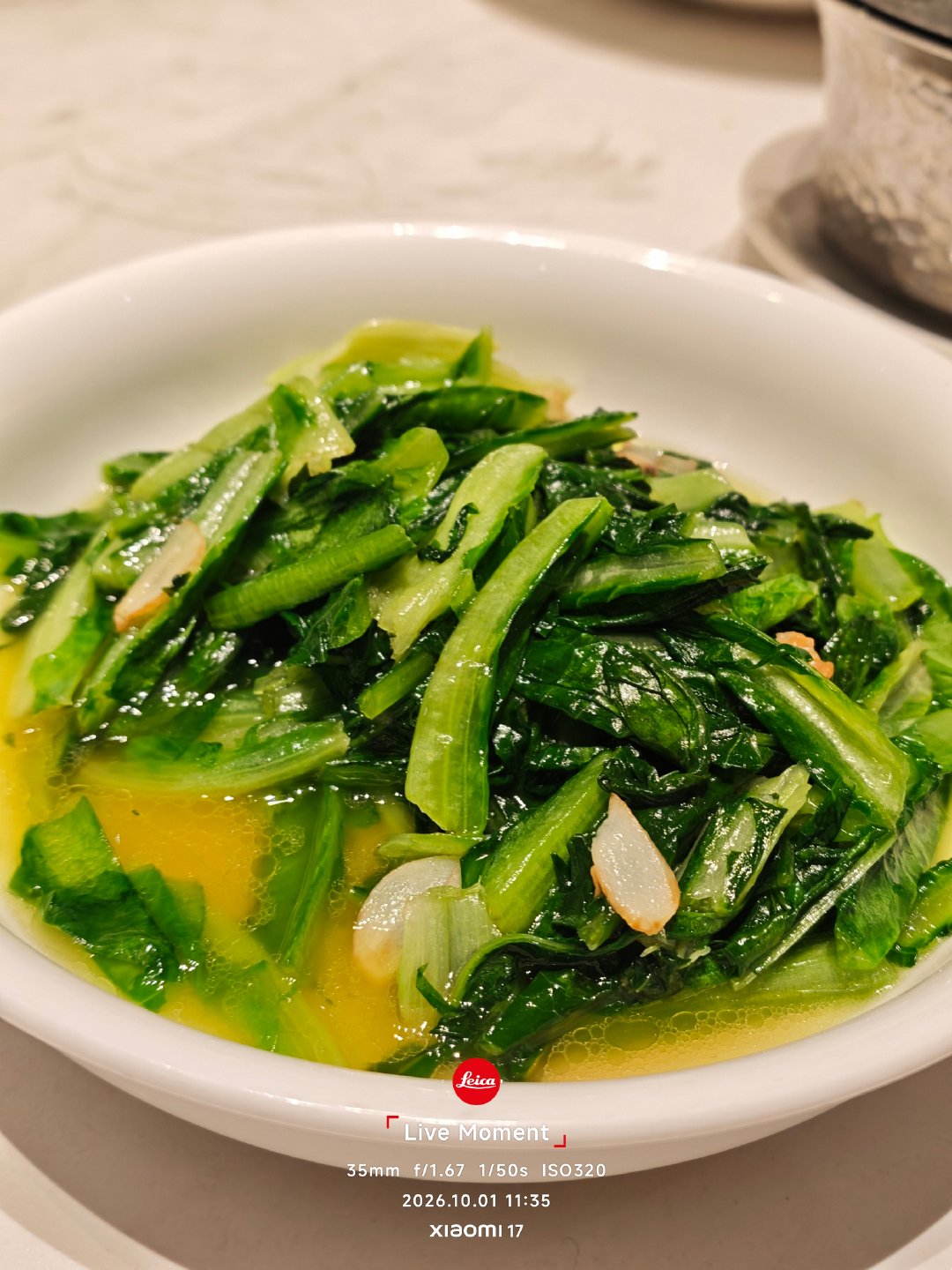 #黄金周拍黄金时刻#十月的第一天，和一桌最熟悉的人，吃了一顿最简单踏实的饭。筷子起落之间，是说不完的