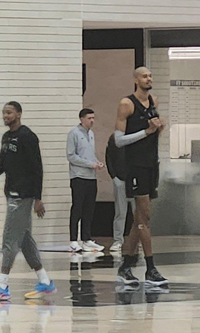 文班亚马又把头发剃了！这是开启少林篮球模式？且这次剃头，文班亚马拉上了队友