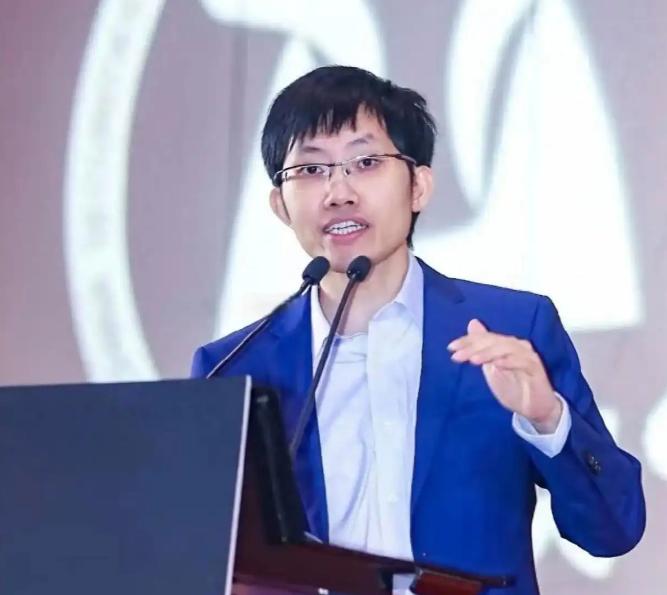 DeepSeek的梁文峰捅破了一层窗户纸！他说咱跟对岸的AI差距，根本不是差了