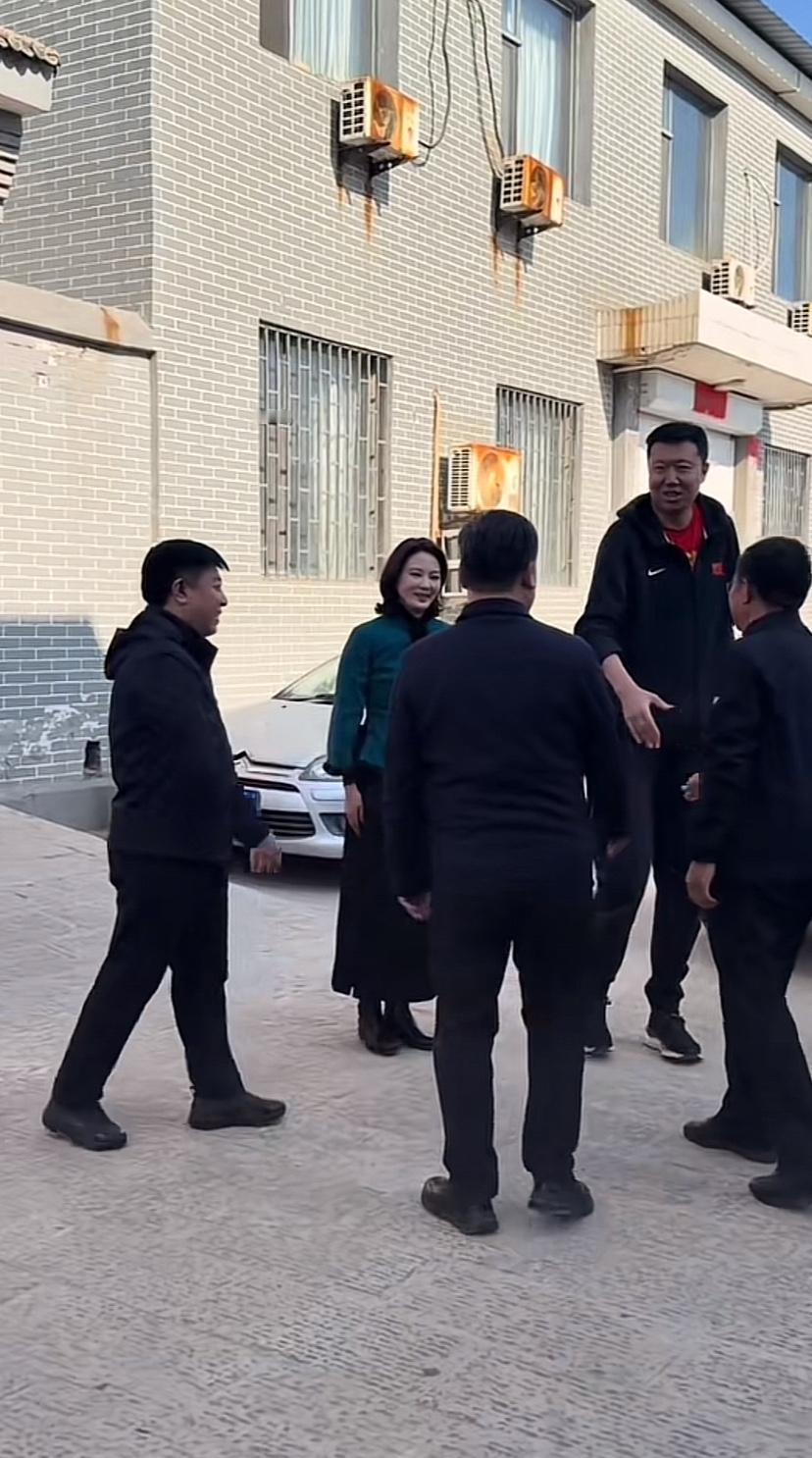 王治郅、刘芳菲一同来山西汾城，大郅的身高真显眼，姚明不在，他就是小巨人，来汾城好