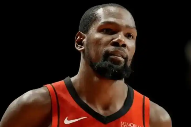 NBA常规赛，火箭客场111-104战胜活塞，赛后杜兰特接受采访。谈到自己的上