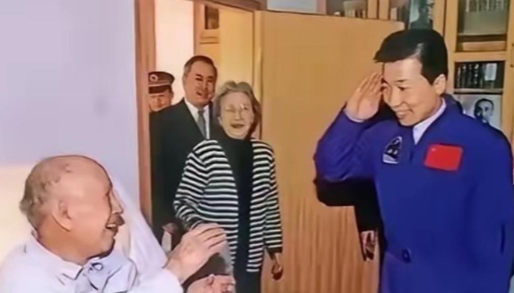 2008年冬，97岁的钱学森问儿子钱永刚自己的钱够不够买台电视，钱永刚当场愣住眼