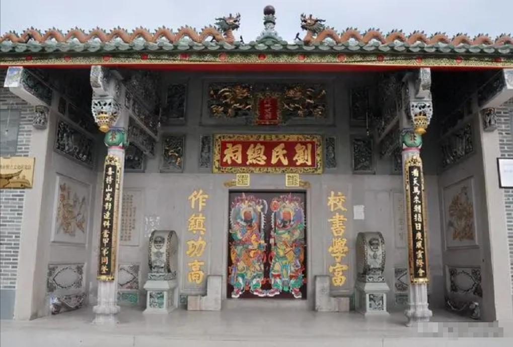 郑强教授曾在演讲过程中说：“很多祖坟都守不到4代，但是在潮汕地区，祖坟却能守到4