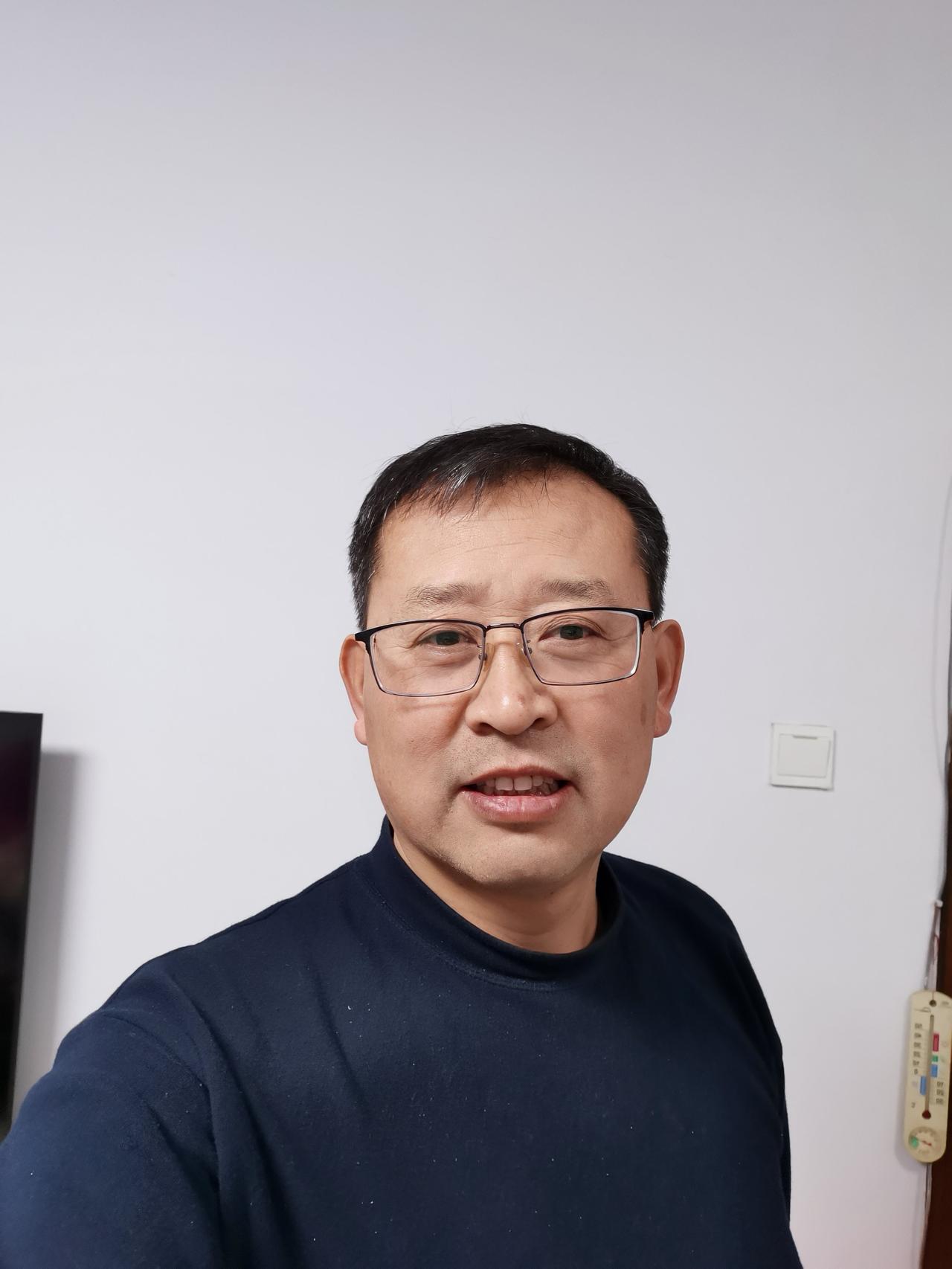 自卷烟为什么突然火了？1、最核心的原因就是能省钱。市面上一包十几块的烟