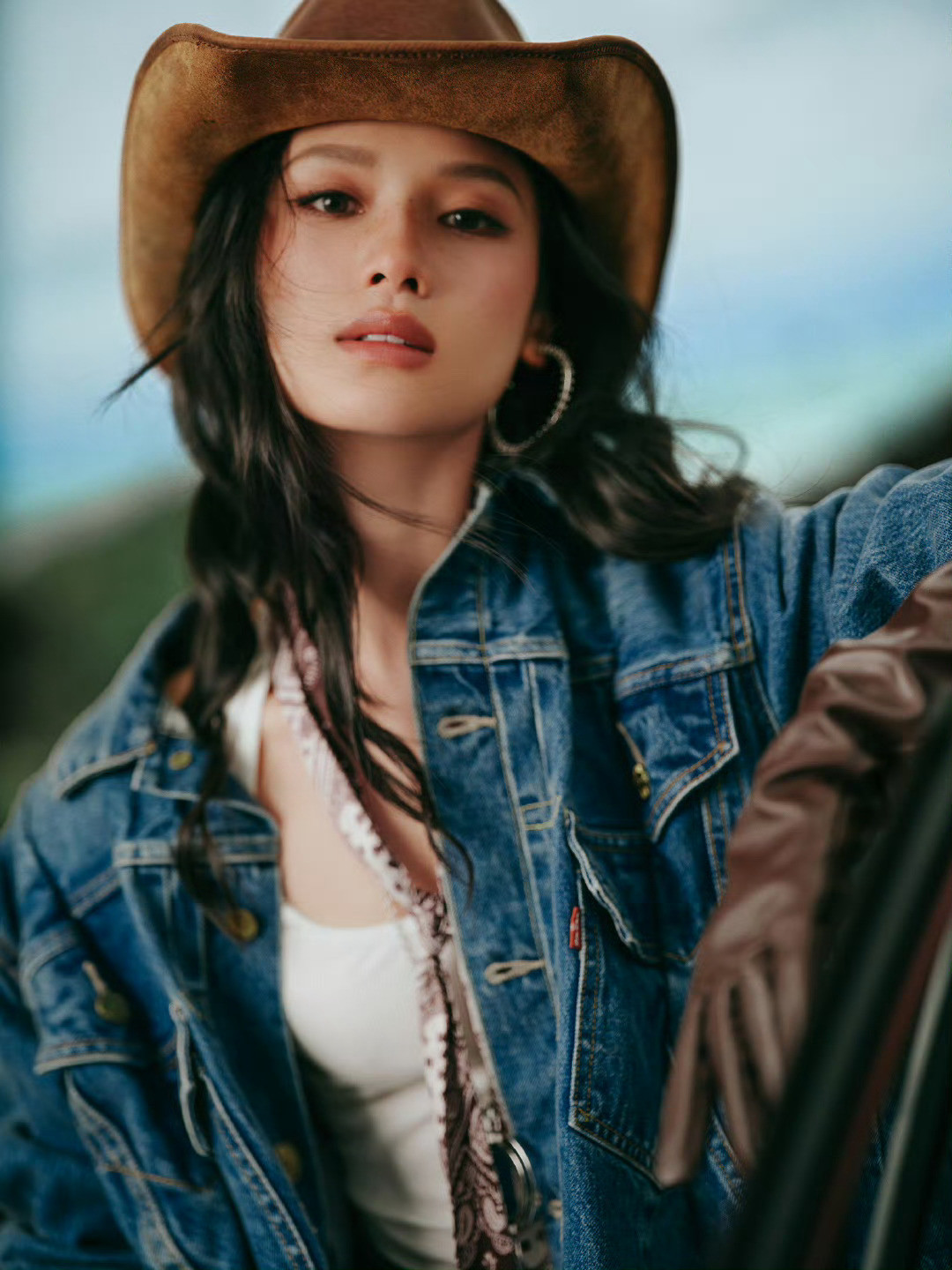 张婧仪有种自由野性的美张婧仪全新生日写真释出，一改往日清甜形象，以丹宁套装化身